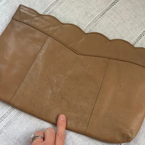 New Fashion Collection Vintage Leather Clutch with Scalloped Edge Tan