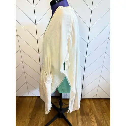 Treasure & Bond Women’s One Size Short Sleeve Lace Trim Raw Hemline Ruana Kimono