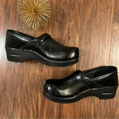 Sanita Womens Patent Leather Crocodile Textured Black Professional Clog Shoe 9.5