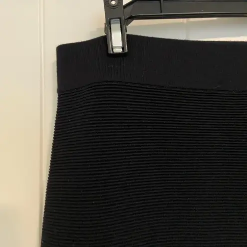 Uniqlo NWOT |  women’s black stretch‎ textured knee skirt — medium