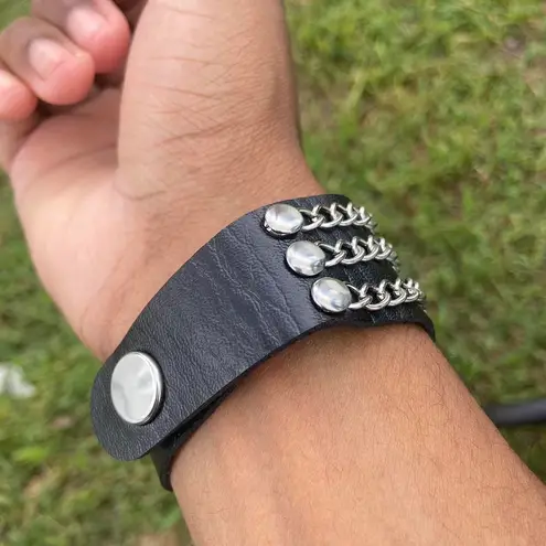 Silver skull and crossbones Gothic faux leather Punk bracelet chain Grunge Rock Black