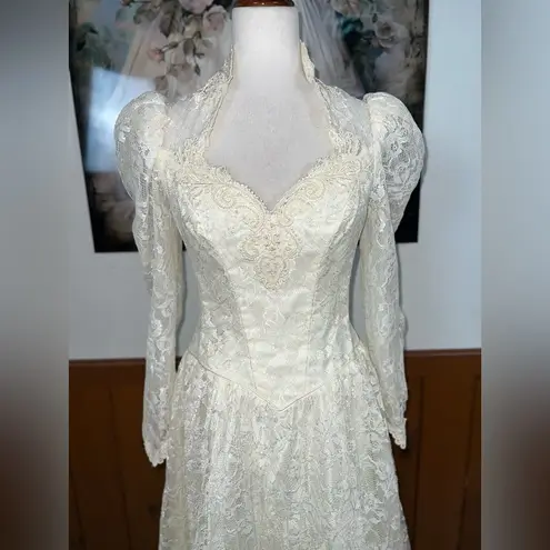 Elegant Vintage 1980s Ivory Lace Tea Length Wedding Gown & Hat Veil! Size 8
