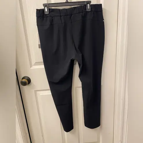 Vuori Women’s Black joggers Elegant and Versatile