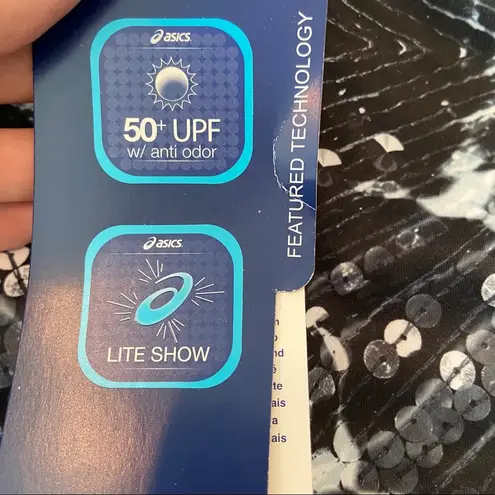 ASICS  Lite-Show Favorite Half Zip Jacket.  Size Large. New With Tags.