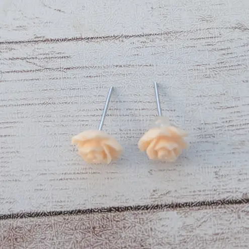 Vintage Stud Earrings Light Peachy Cream Tone Flower Dainty 3/8"