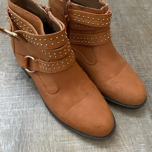 WANTED Glitz Low Ankle Boots Tan Vegan Leather Women's 6.5 Studs Buckle Western Brown