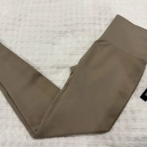 Set Active Sculptflex Leggings, Breeze. NWT. Size M.