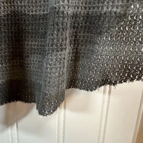 Tna Aritzia Camo Long Sleeve Lightweight Waffle Thermal Top with Raw Hem Gray Size M