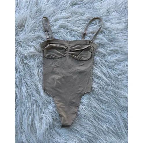 SKIMS Seamless Sculpt Strapless Thong Bodysuit Clay
Size 2XL