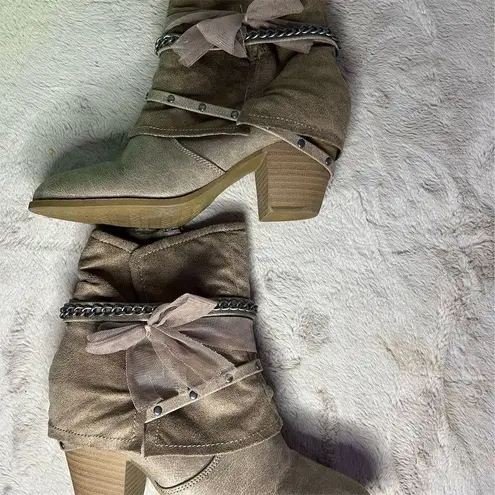 Jellypop Women's Brown Ankle Booties Bow Chain Accents Size 9M