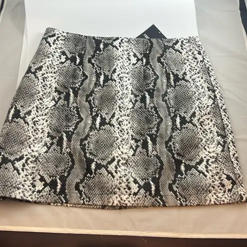 Forever 21 - black/white faux leather snake skin mini skirt! NWT. Size Medium.