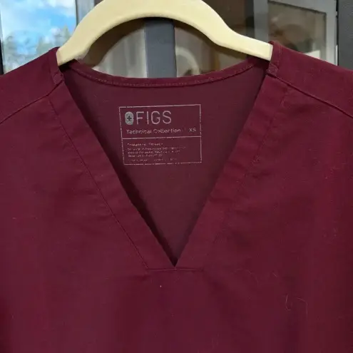 FIGS  scrubs casma top short sleeve wine raspberry burgundy medical v 3 pockets