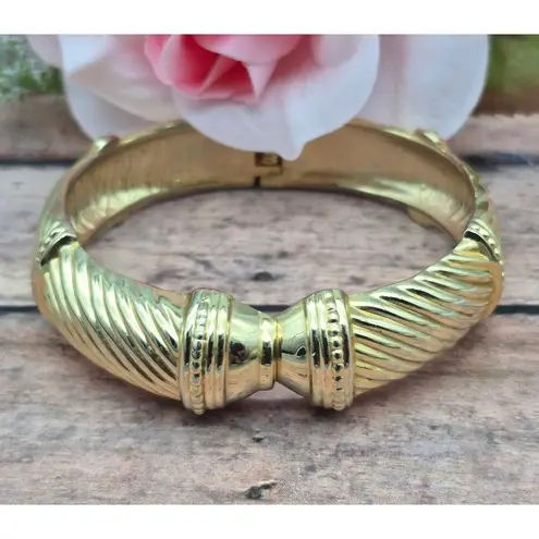 None Cute Gold Tone Textured Hinged Bangle Bracelet Classic Statement MINT