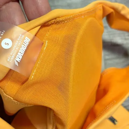 DOYOUEVEN Crop racerback sports bra athletic bra in the color gold rush