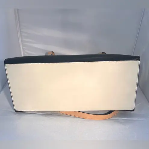 Calvin Klein  Leo Smooth PU Novelty East/West Boxy Large Tote. NWT - Image 8