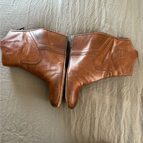 Frye Carson Hidden Wedge Bootie Cognac. Size 9. Brown