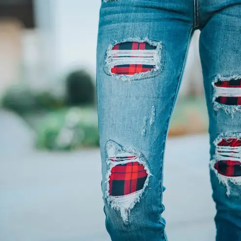 CHECKERED RED PLAID PATCH DESTROYED SKINNY JEANS Size undefined
