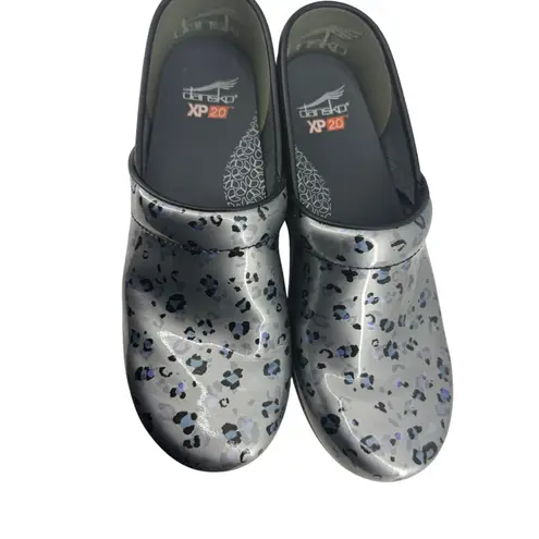 Dansko Women's XP 2.0 Grey Leopard Patent Leather Nursing Clogs