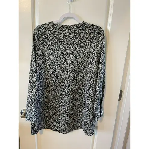 Madison Grey L Satin Top Long Sleeve VNeck Flowy Black/Ivory Floral Print Black Size L