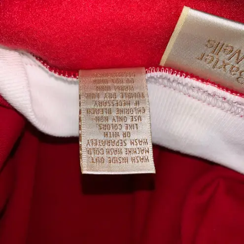 This is a red sweatshirt from Baxter & Wells Size L