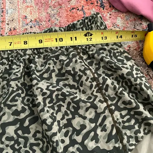 Athleta  Women's Green Leopard Print Hustle Shorts Size XS. Activewear - Image 7