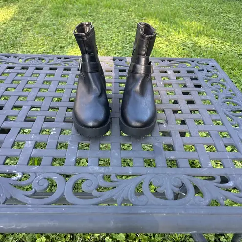 Zodiac Womens Miller Black Leather Lug Sole Ankle Booties Shoes size 9