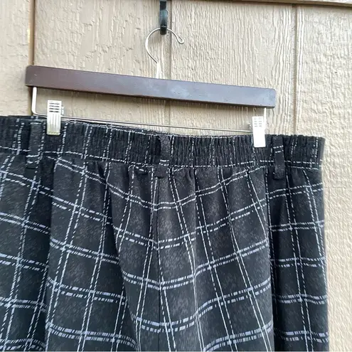 Torrid  Womens Shorts Bermuda Black White Ink Dot Plaid Crepe Plus Size 16