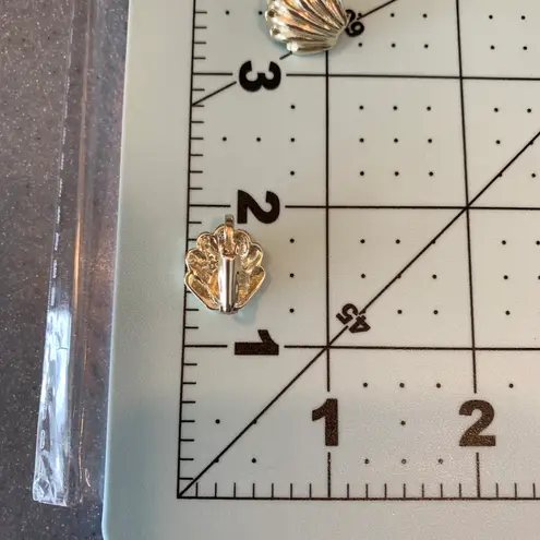 Vintage Gold Color Shell Shaped Clip