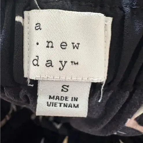 A New Day  Women's Floral Ankle Pants Black Paperbag Waist Size M - Image 5