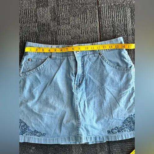 Gloria Vanderbilt Denim Women’s Skort Blue Embroidered. Size 12