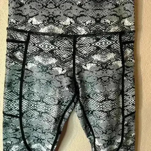 Zyia  Light n Tight Snakeskin Print Leggings Sz 0 NWOT