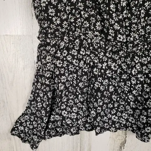Everleigh NWT Sleeveless Black White Floral Sharkbite Tank Top Size Medium