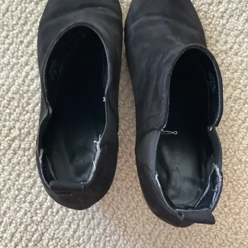 Unisa Black Suede Style Ankle Boots Booties Quilted Elastic Heel Size 8 Like New