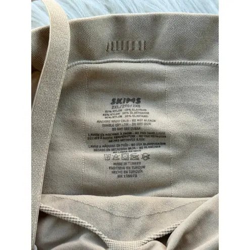SKIMS Seamless Sculpt Strapless Thong Bodysuit Clay
Size 2XL