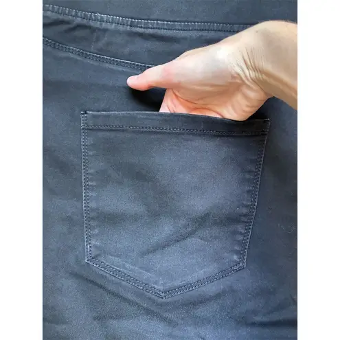 Avenue Women's Black Bermuda Denim Pull