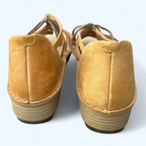 Naot Yarrow Oily Dune Nubuck Ghillie Lace