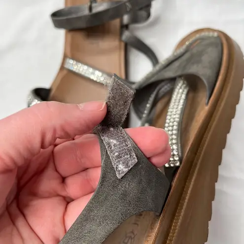 Harborsides Womens Inaya Metallic Strappy Rhinestone Flat Sandals 10 M Silver