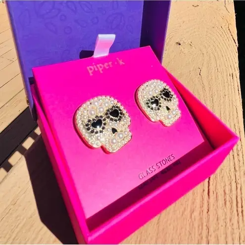 Piper K Pearl Skull Earrings NWT – Black Heart Eyes Statement Studs White
