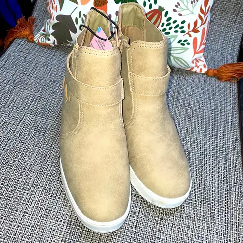 Serra  ladies wedge sneakers tan size 8