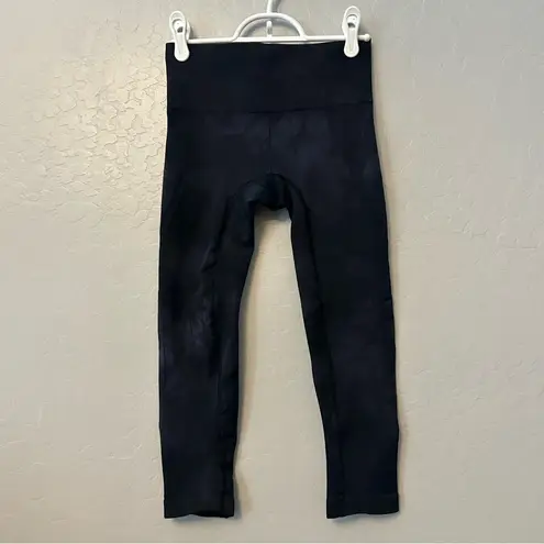 Athleta  Re-charge tie dye black nylon spandex capri leggings size XS