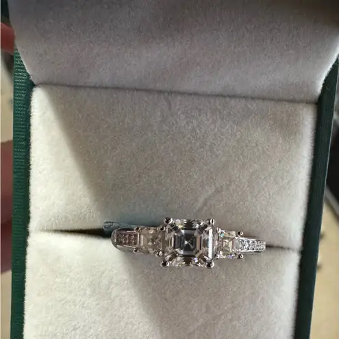 Elegant 925 Silver Women's moissanite Ring size 7 NWT