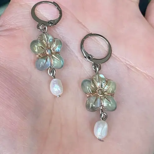Handmade quality Czech glass flower beads & natural shell pearls dangle earrings🩵💚