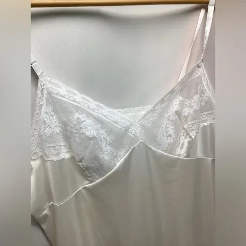 Vanity Fair Vintage full slip. Size 40 in White