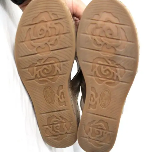 Eurosoft by Sofft Kahley Wedge Sandal Size 7M NWOB Gold