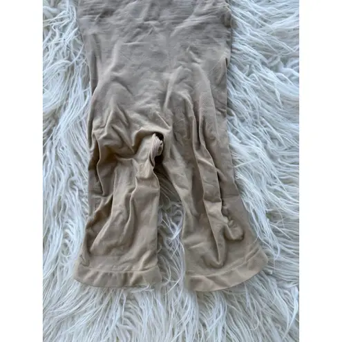 SKIMS Seamless Sculpt High Waisted Mid Thigh Short
Clay Size Small