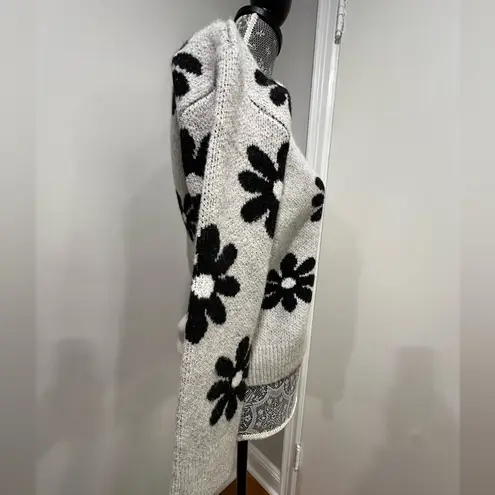 Women’s grey Truth by republic Severine style Crew Neck Sweater Black/White. SP Gray Size undefined