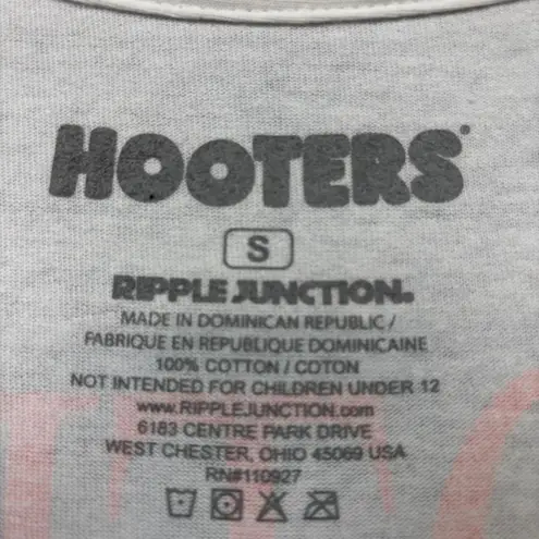 Hooters “1/2 Marathon Florida Finisher” Graphic T-Shirt Size Small