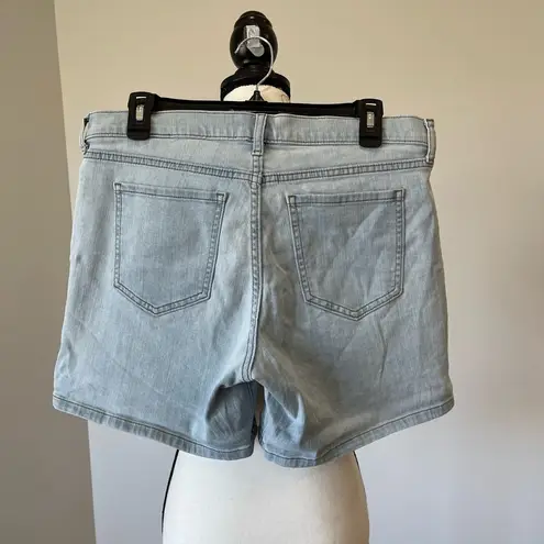Banana Republic  light wash denim jean shorts in a size 6 festival concert summer