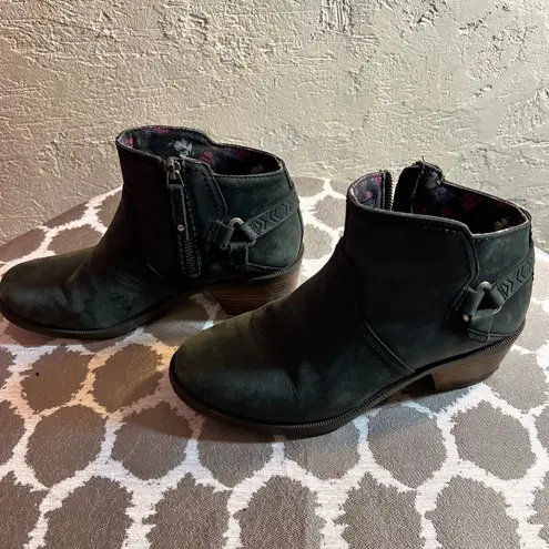 Dolce Vita Black Ankle Boots with Sleek Design Size 6.5