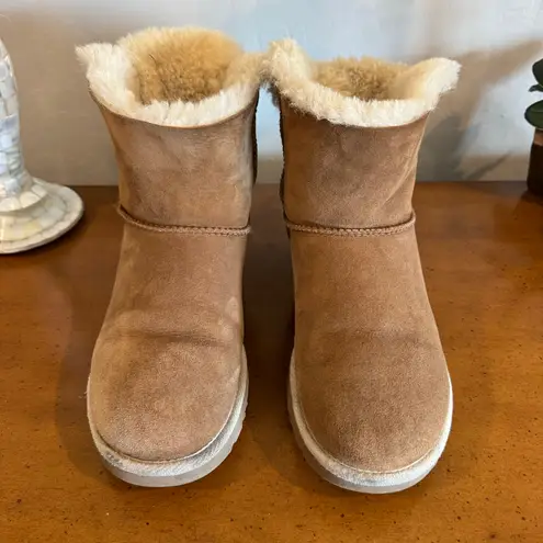 UGG Australia Classic Short Chestnut Shearling Boots – Size 10 US / 41 EU Tan